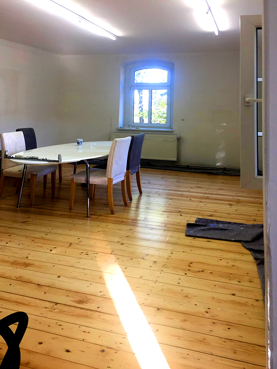 Die Dielen sind geschliffen und die Decke ist gemalert.