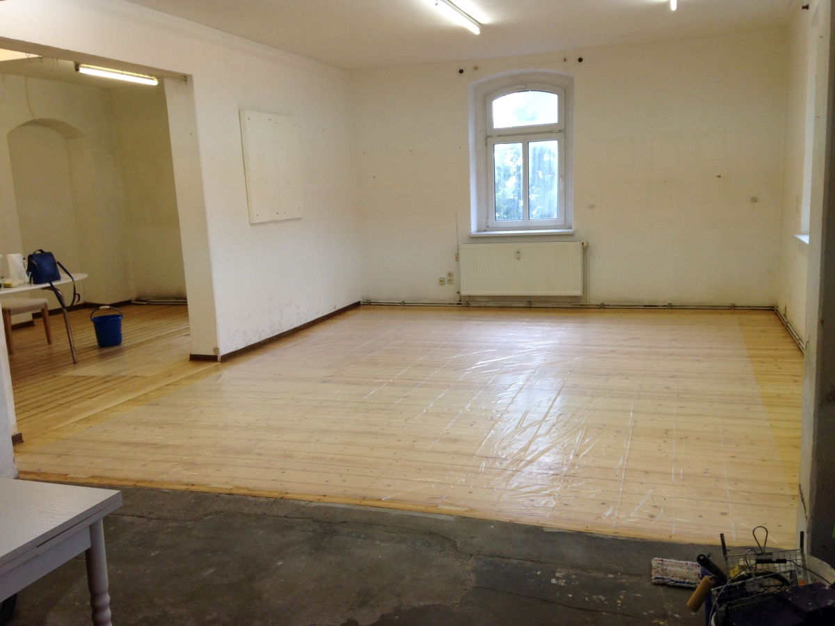 Die Dielung ist geschliffen und lackiert.