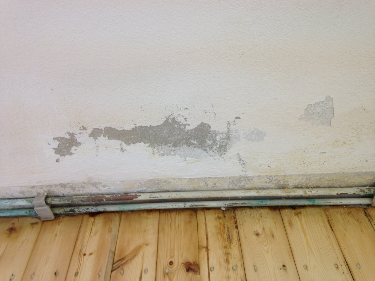 An vielen Stellen sind noch Putzschäden zu beseitigen.